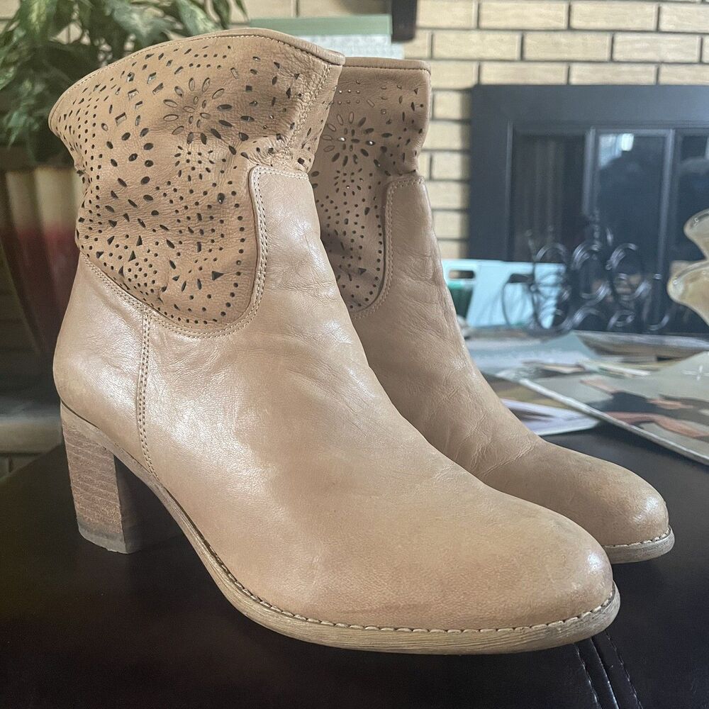 Crown Vintage Excellent Tan Leather Laser Cut Women’s Ankle Boots Size 9.5